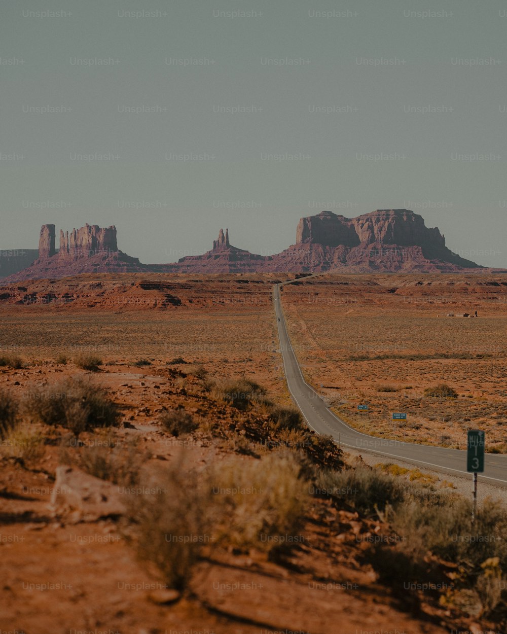 山々を背景に砂漠の真ん中にある道