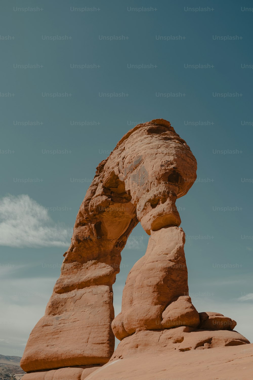 eine große Felsformation mitten in der Wüste