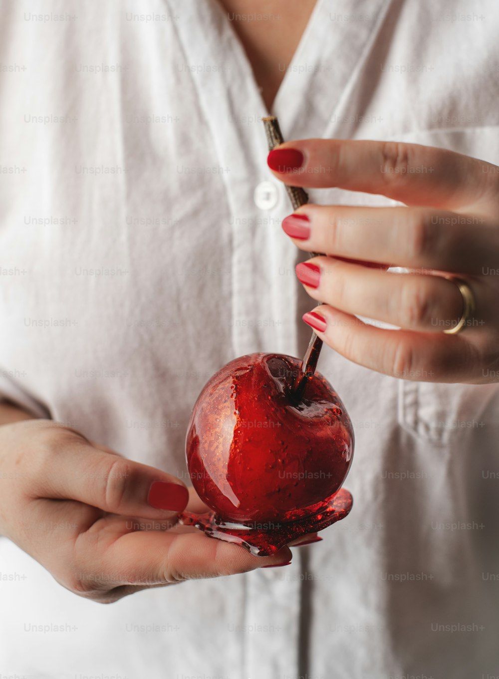 eine Frau hält einen Apfel in der Hand, aus dem ein Bissen genommen wurde