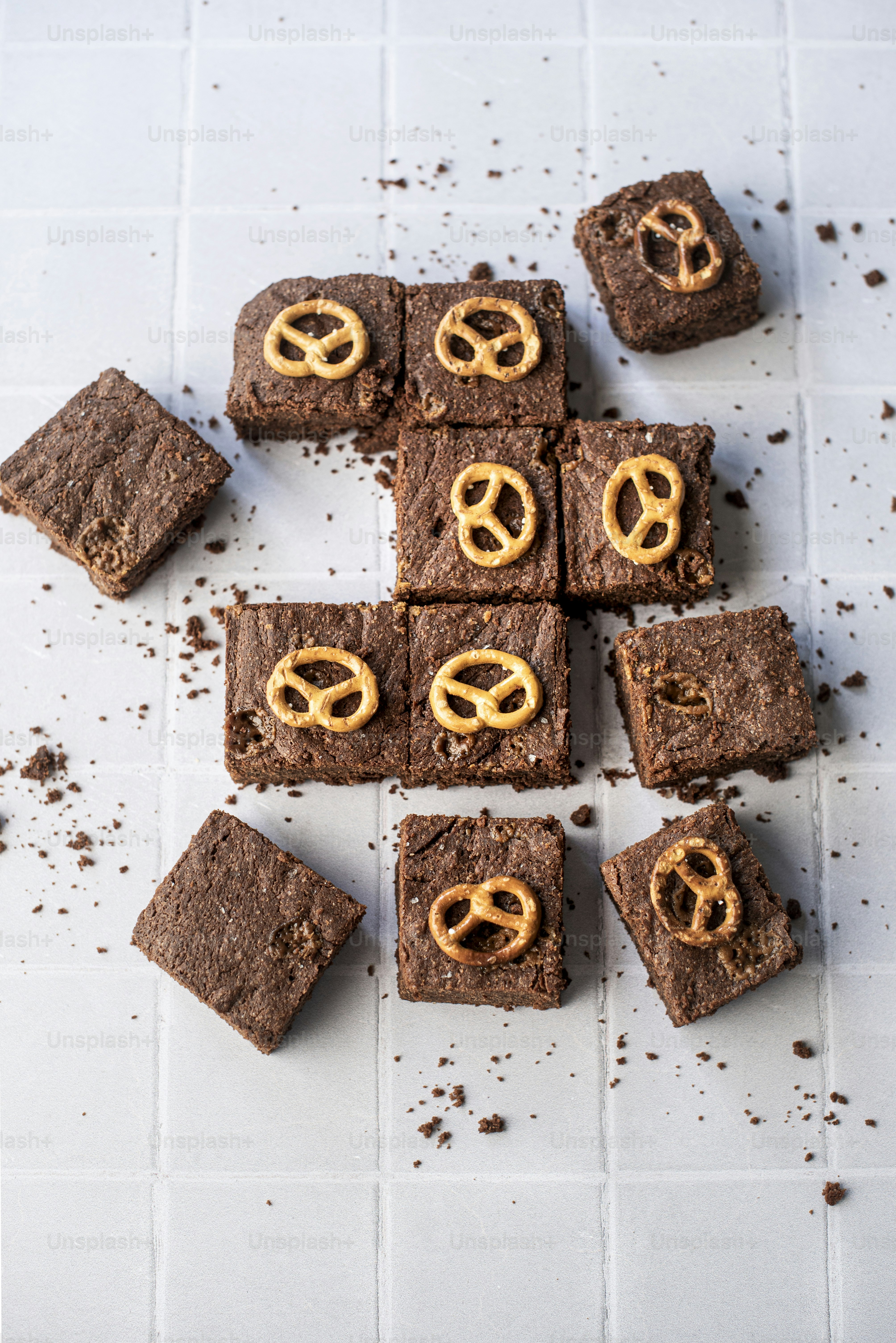 une table garnie de brownies recouverts de bretzels