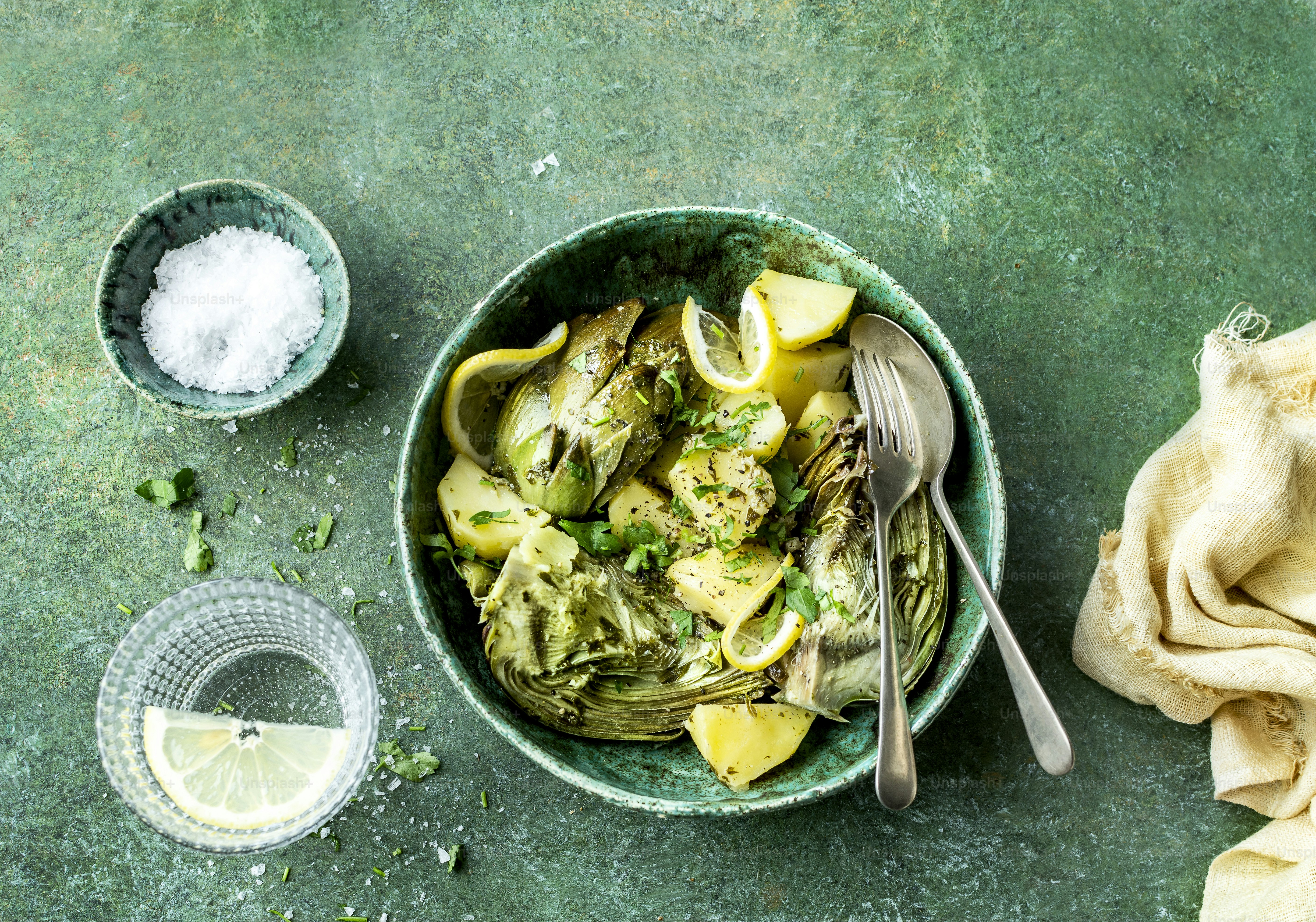 eine Schüssel mit Essen auf einem grünen Tisch