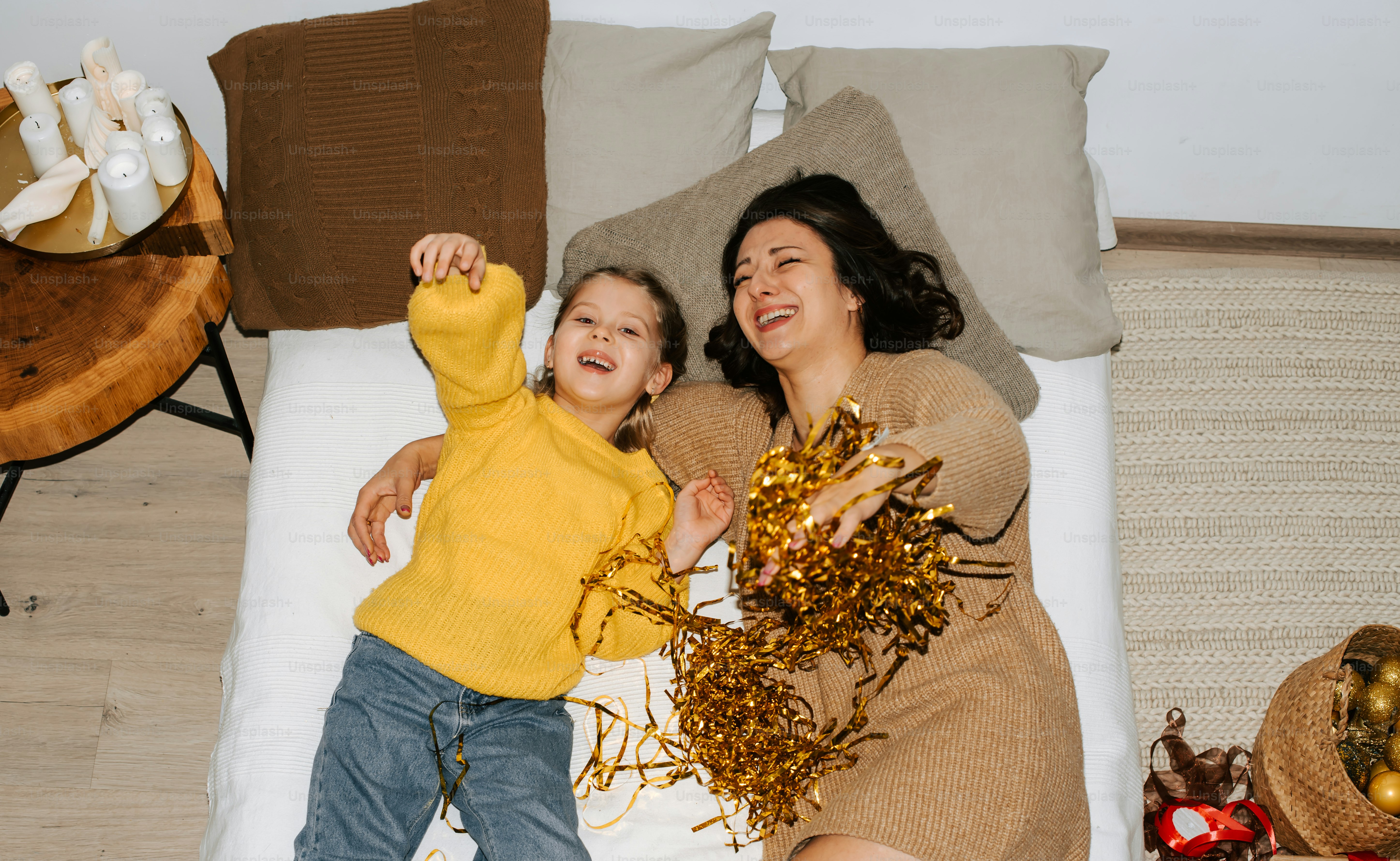 Foto Una mujer y un niño acostados en una cama – Familia Imagen en Unsplash