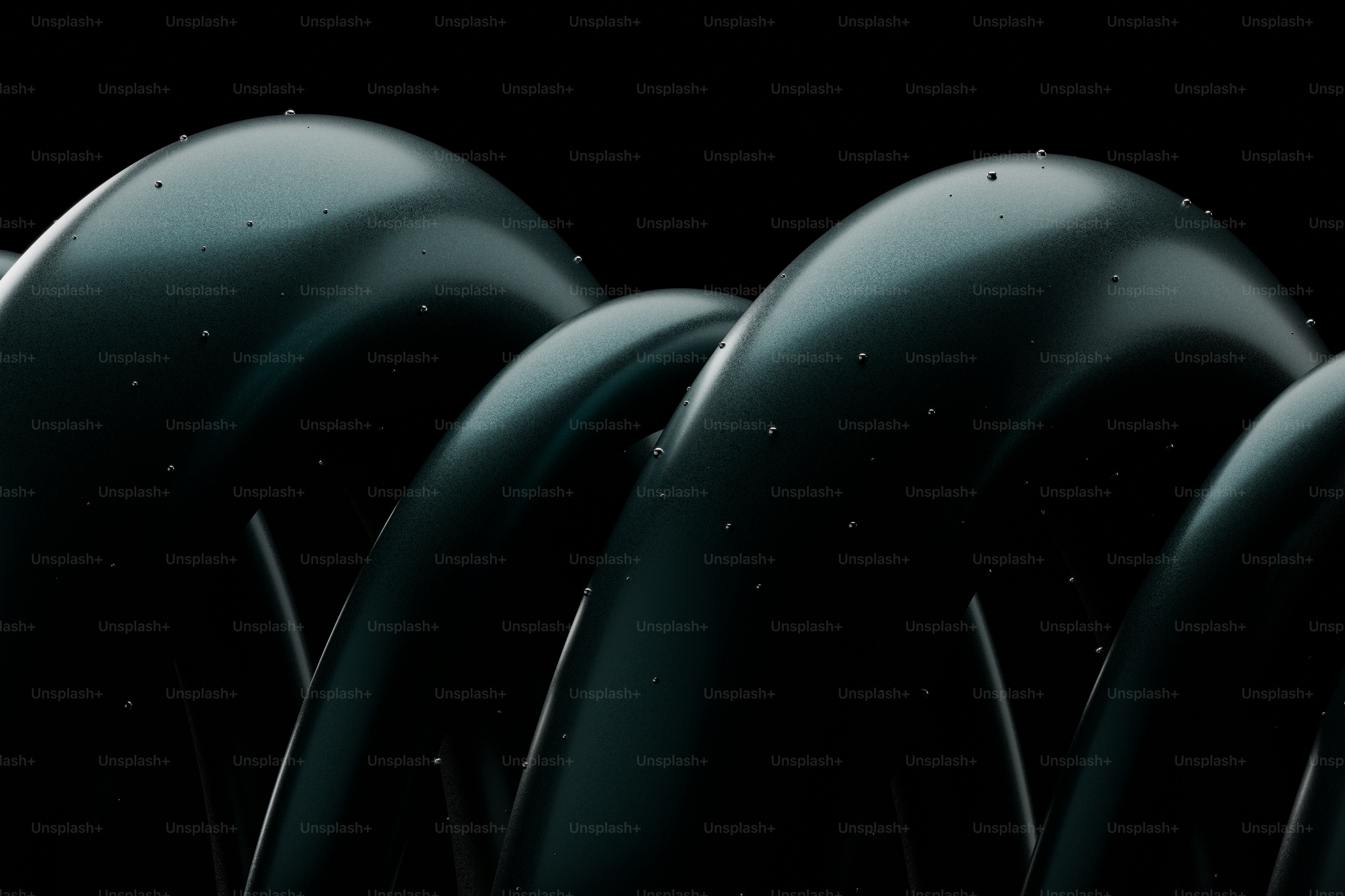 eine Reihe schwarzer Stühle, die nebeneinander sitzen