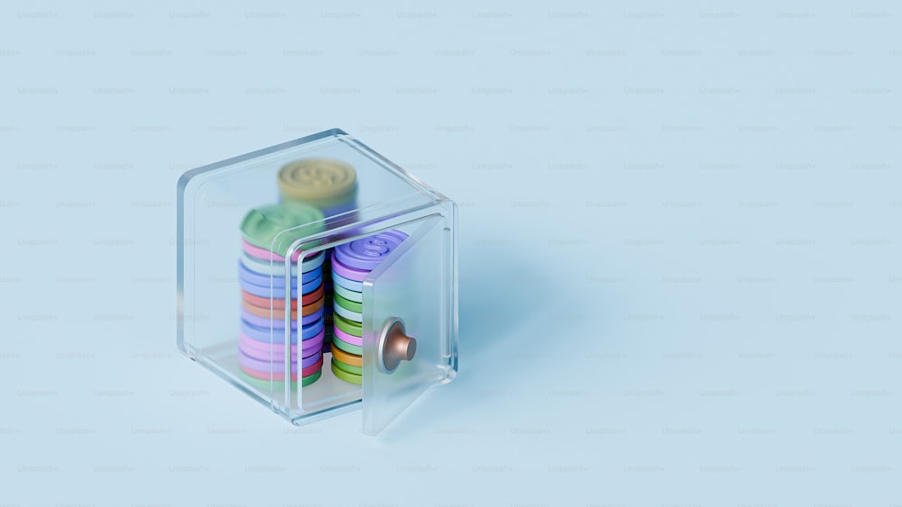 una caja transparente con un montón de botones de colores en su interior