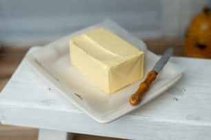 un trozo de pastel en un plato con un cuchillo