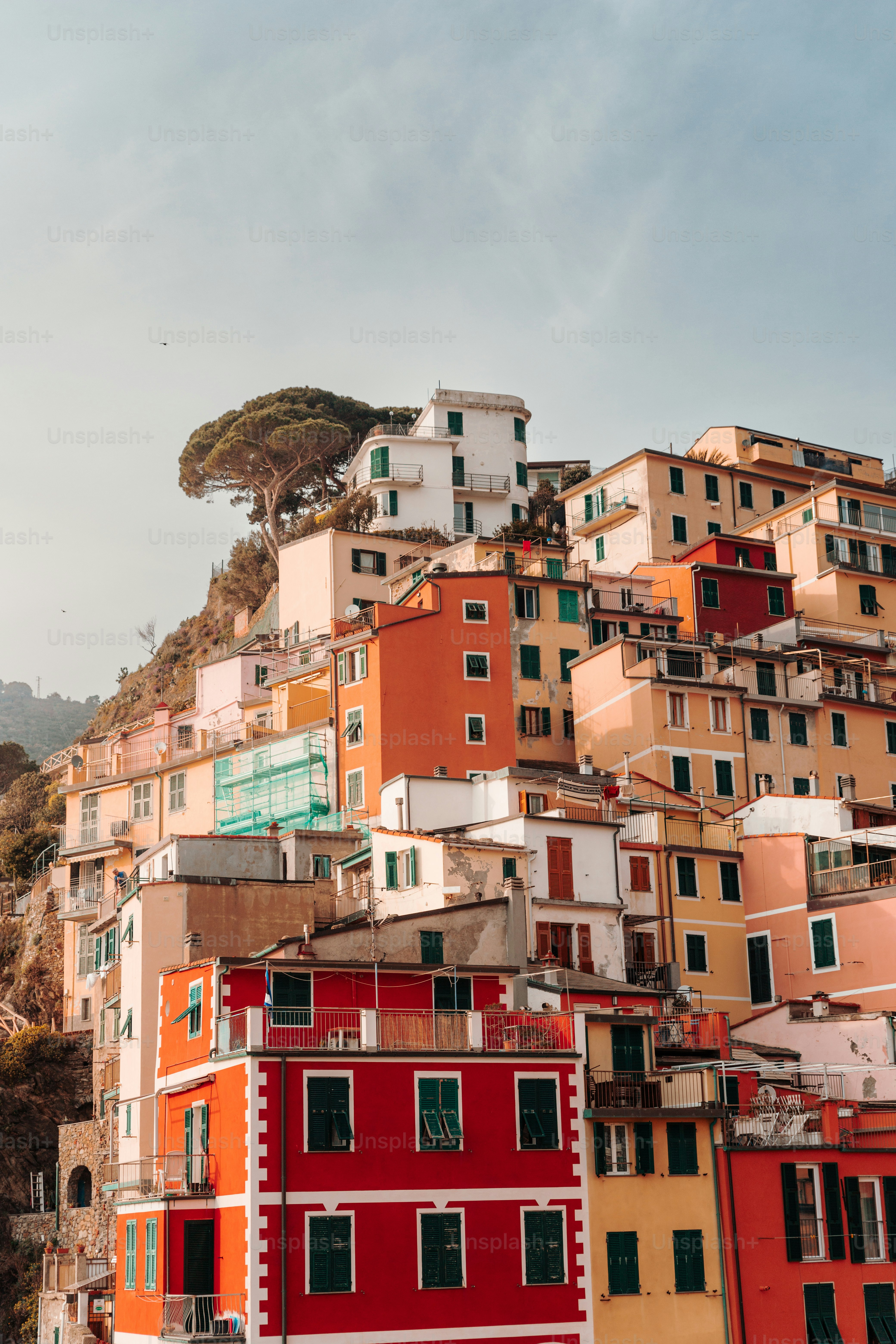 un grande gruppo di edifici in cima a una collina