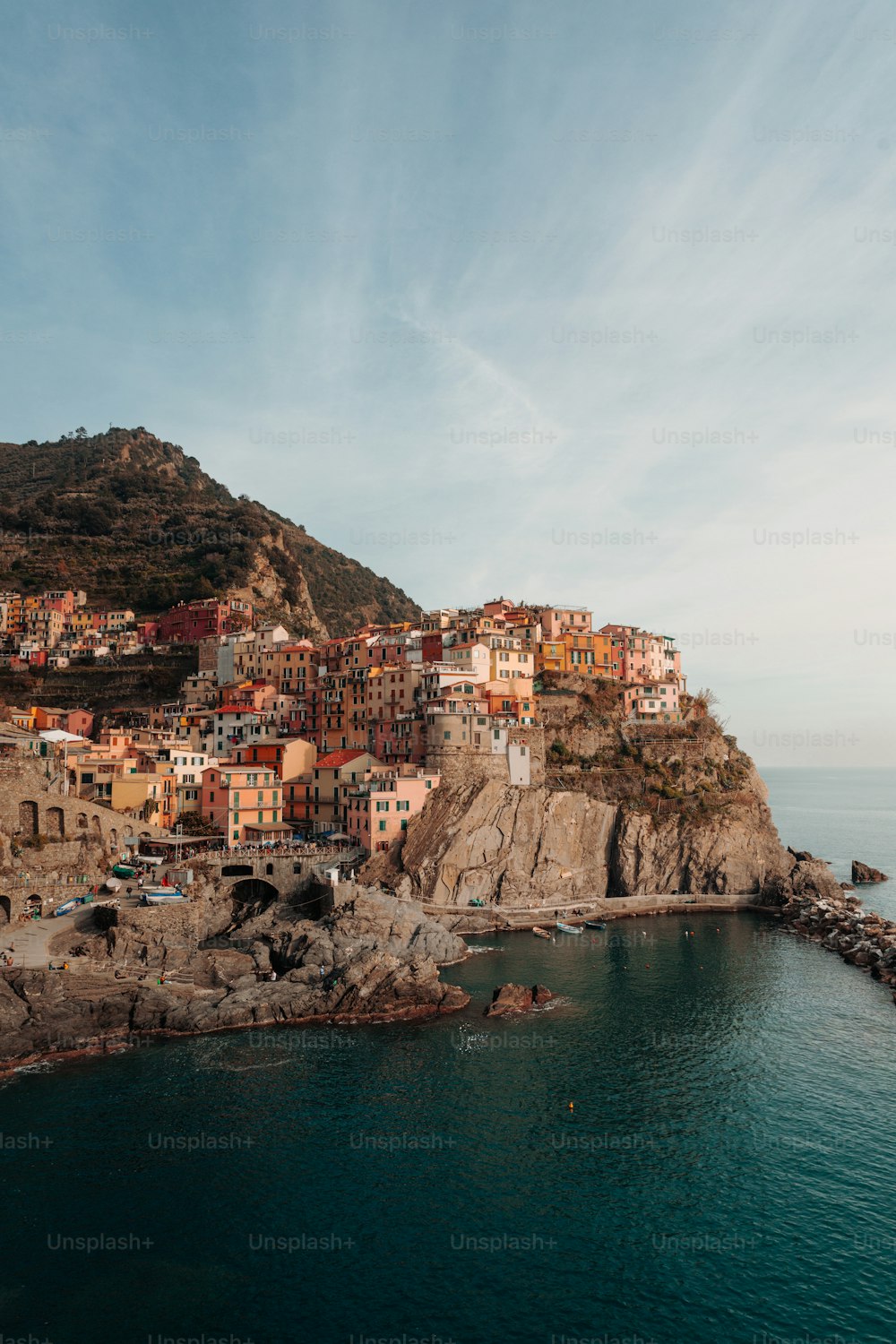 Un piccolo villaggio su una scogliera a picco sull'oceano