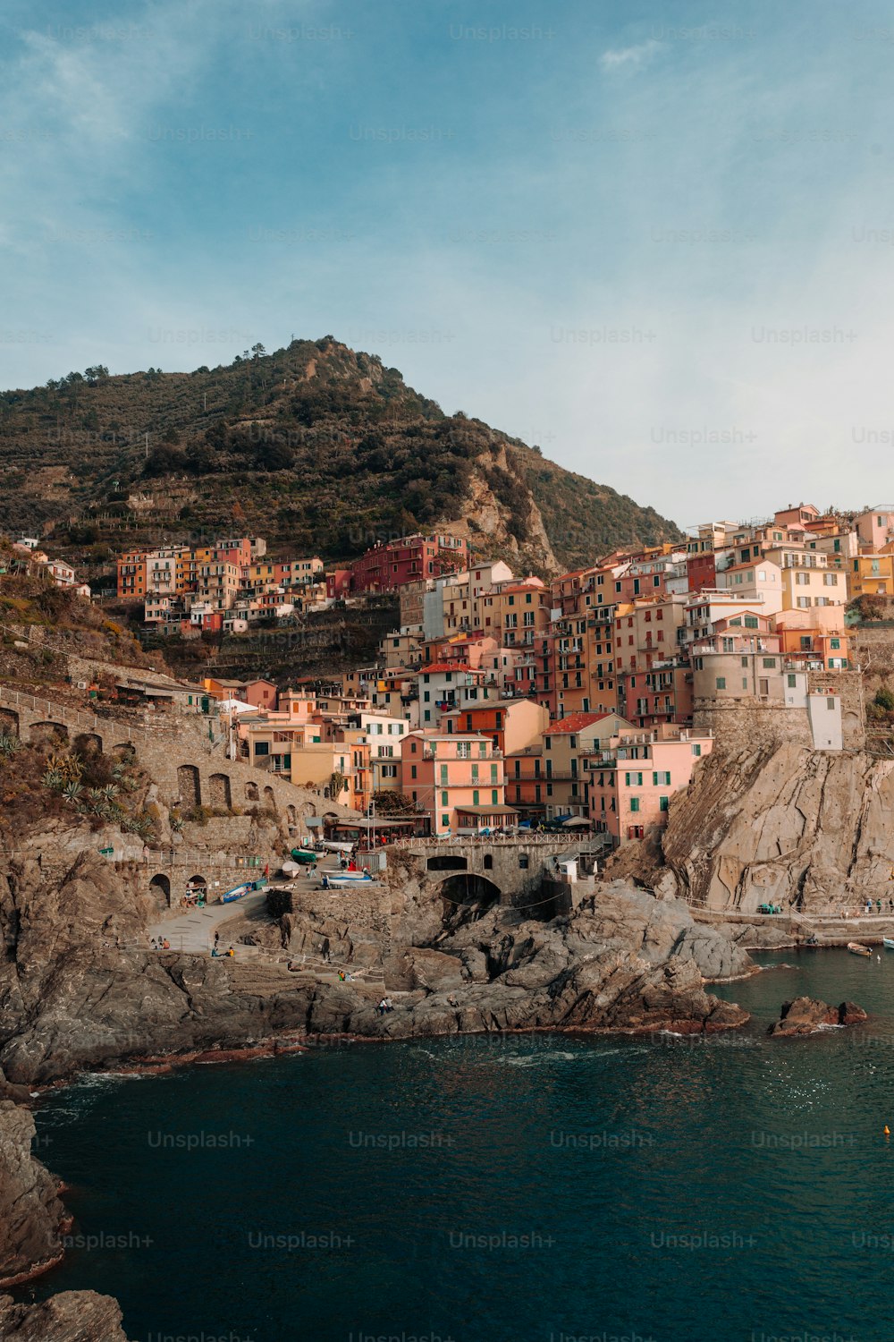 un piccolo villaggio sulla riva di uno specchio d'acqua