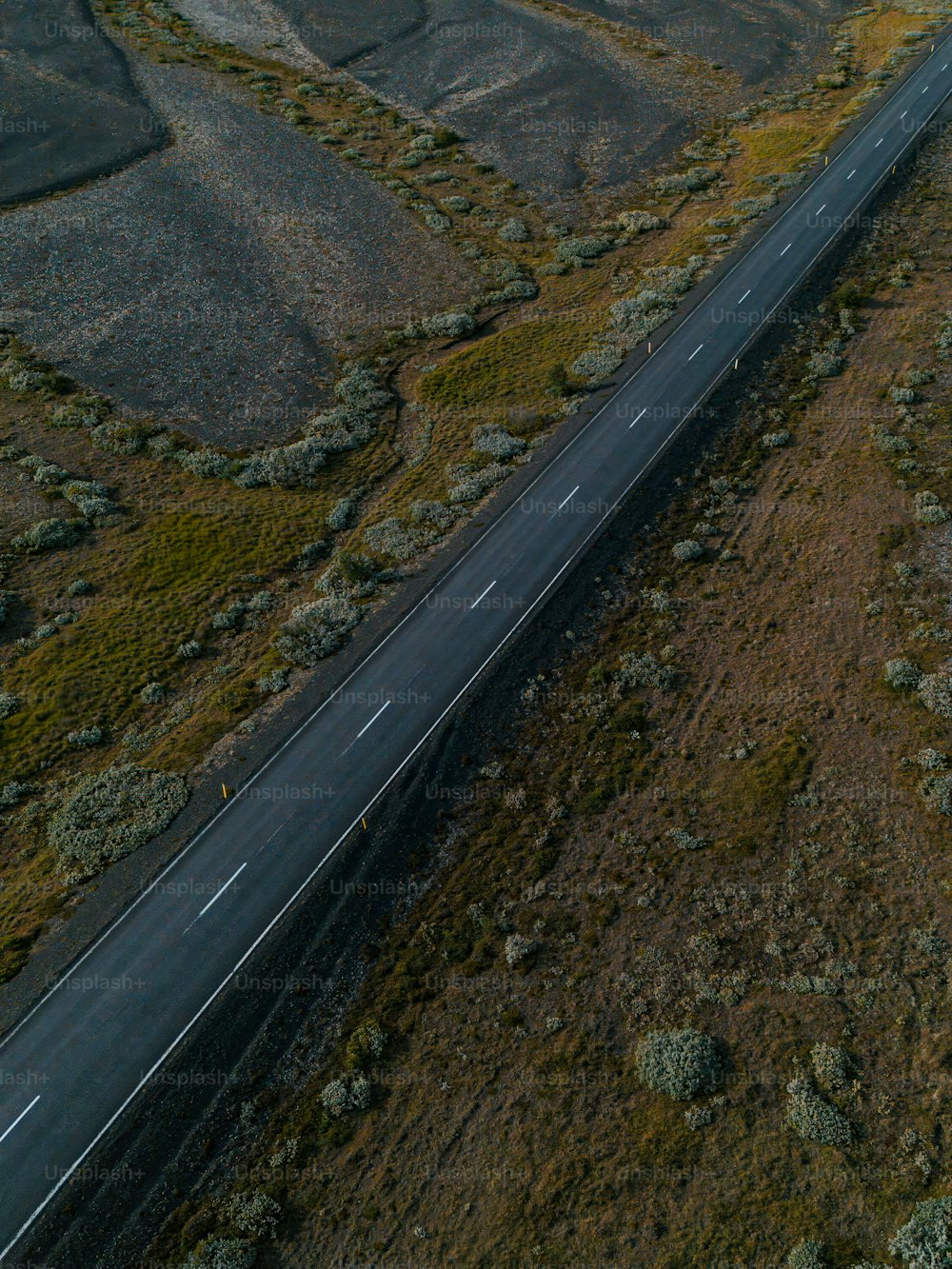 Una veduta aerea di un'autostrada in mezzo al nulla