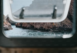 Una vista de un cuerpo de agua a través de una ventana