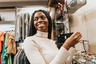 uma mulher sorrindo em uma loja de roupas