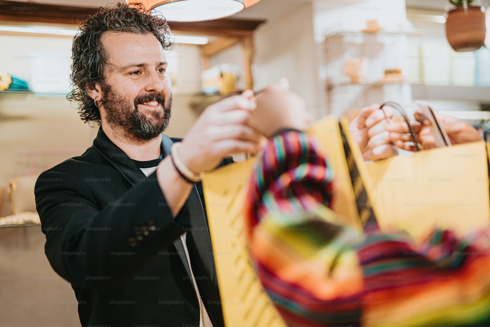 ein Mann mit Bart hält eine Einkaufstasche in der Hand