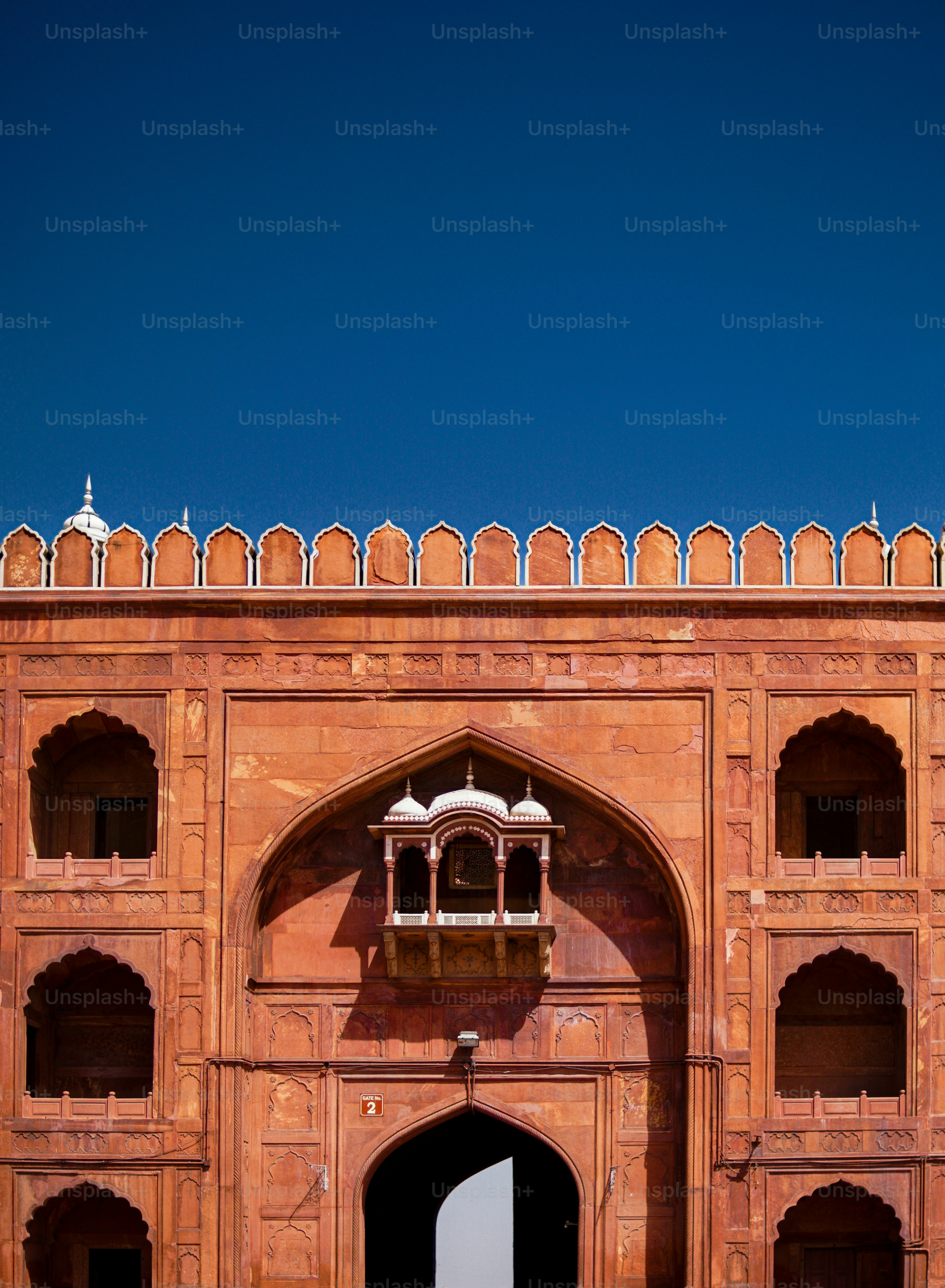un edificio alto con un orologio in cima