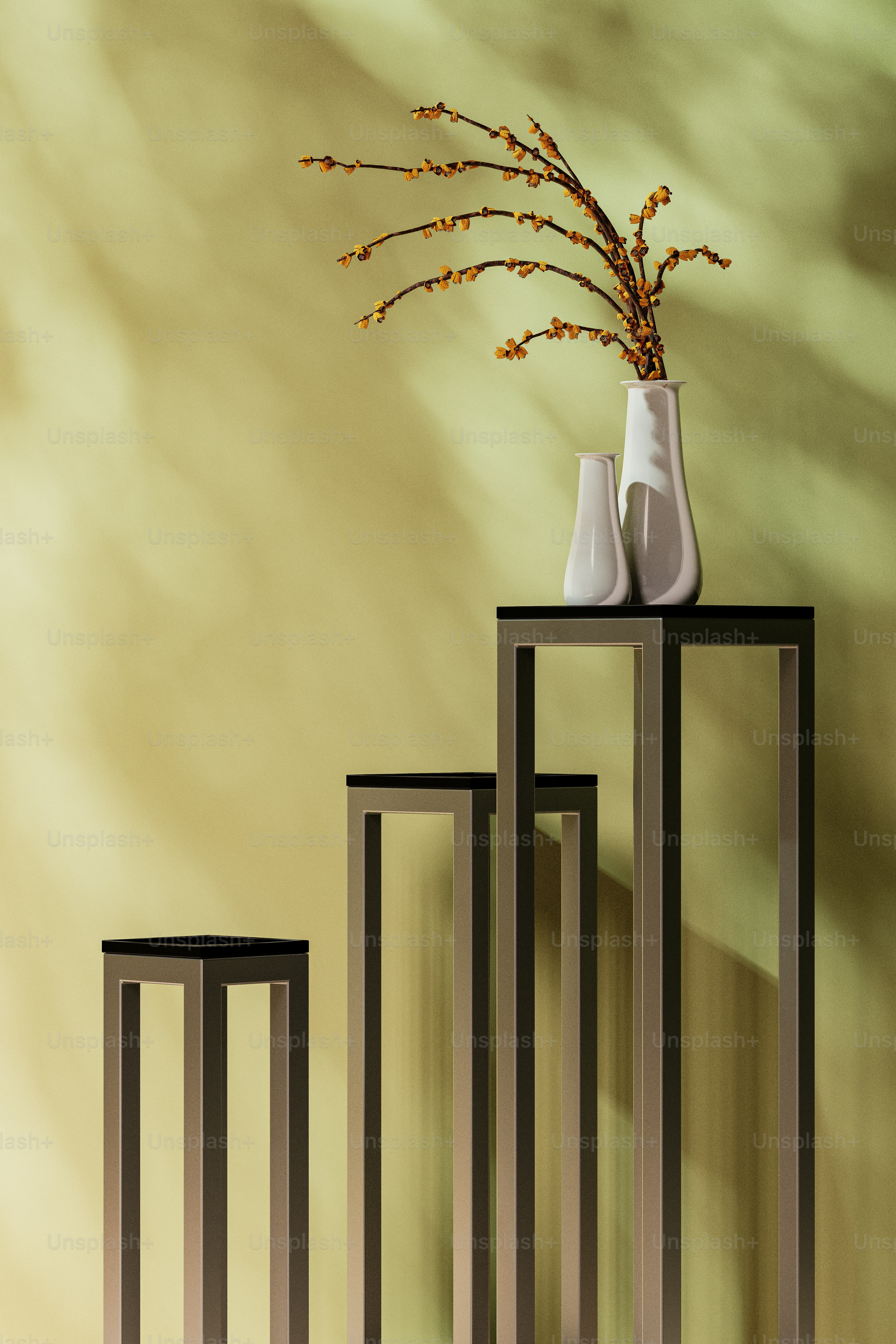 植物が置かれたテーブルの上に3つの花瓶