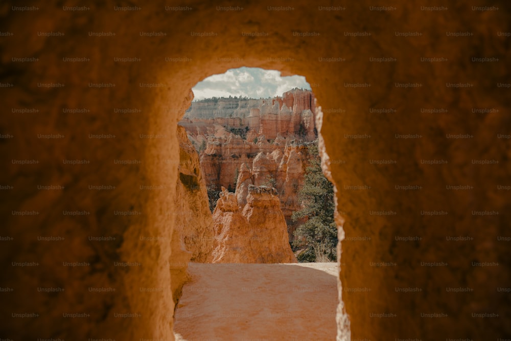 uma vista através de um buraco em uma parede de rocha