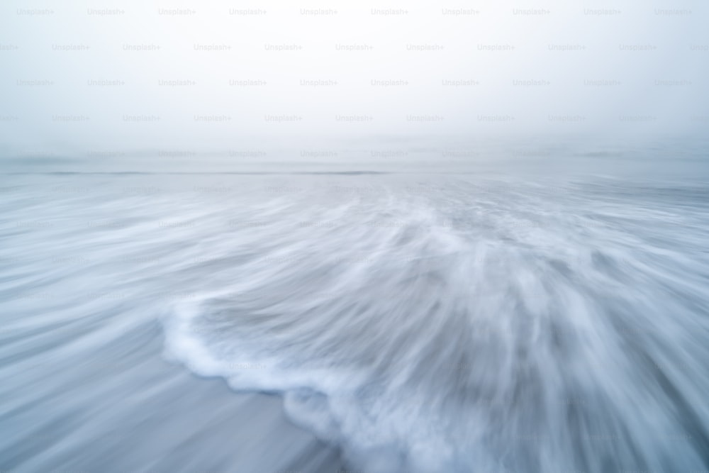una foto sfocata di un'onda nell'oceano