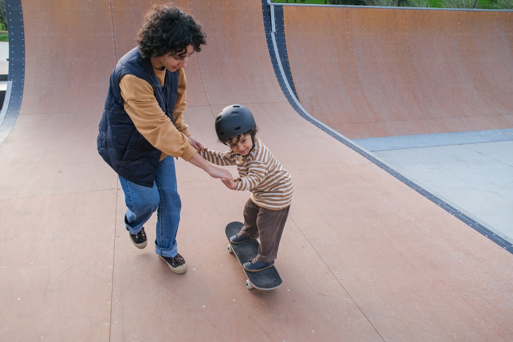 Ein Mann hilft einem Kind, auf einer Rampe Skateboard zu fahren