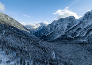 Blick auf eine Bergkette mit Schnee auf dem Boden