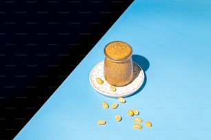 un barattolo di burro di arachidi appoggiato sopra un piatto