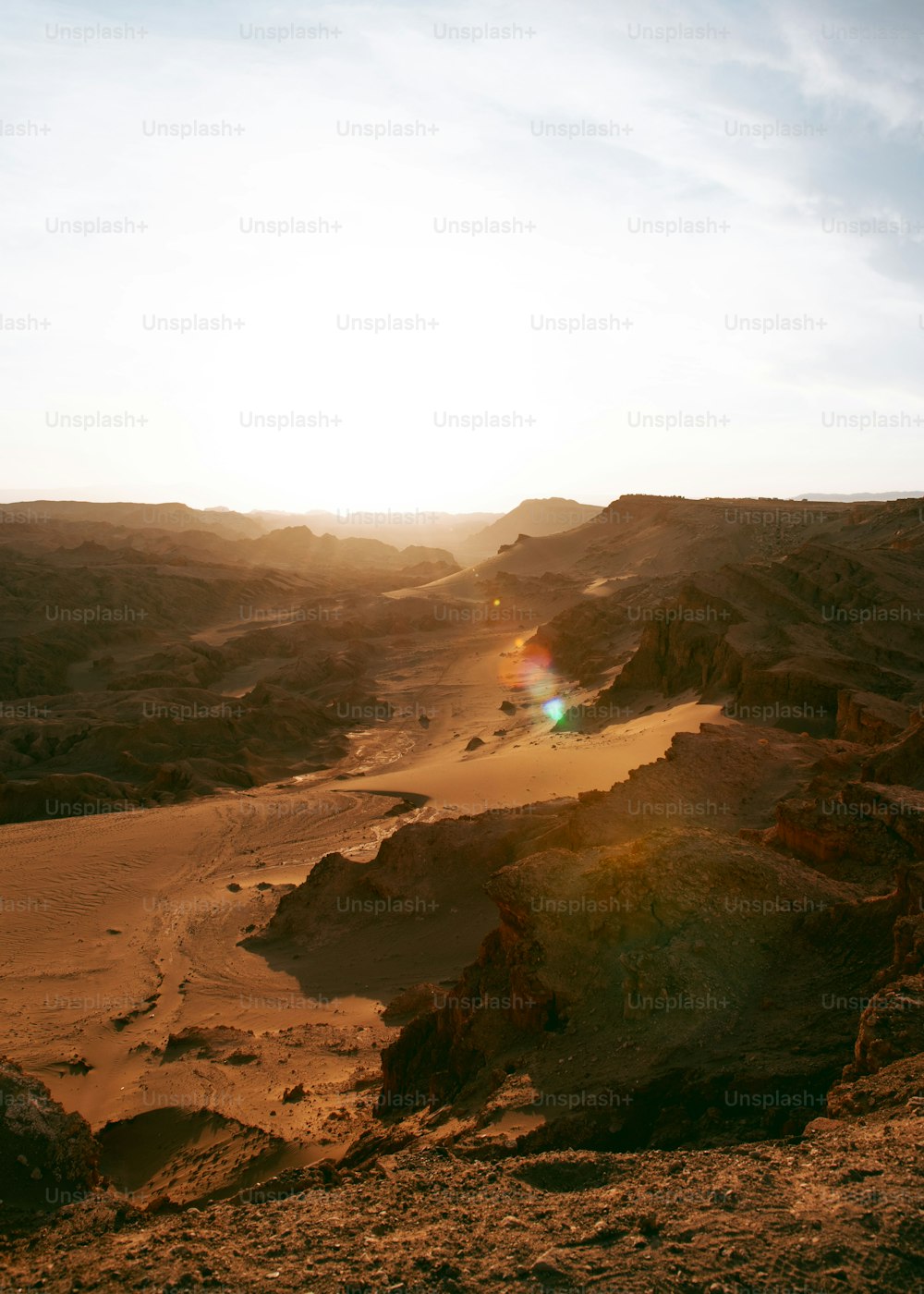 砂漠の風景に沈む夕日