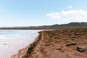 Un grande specchio d'acqua circondato da montagne