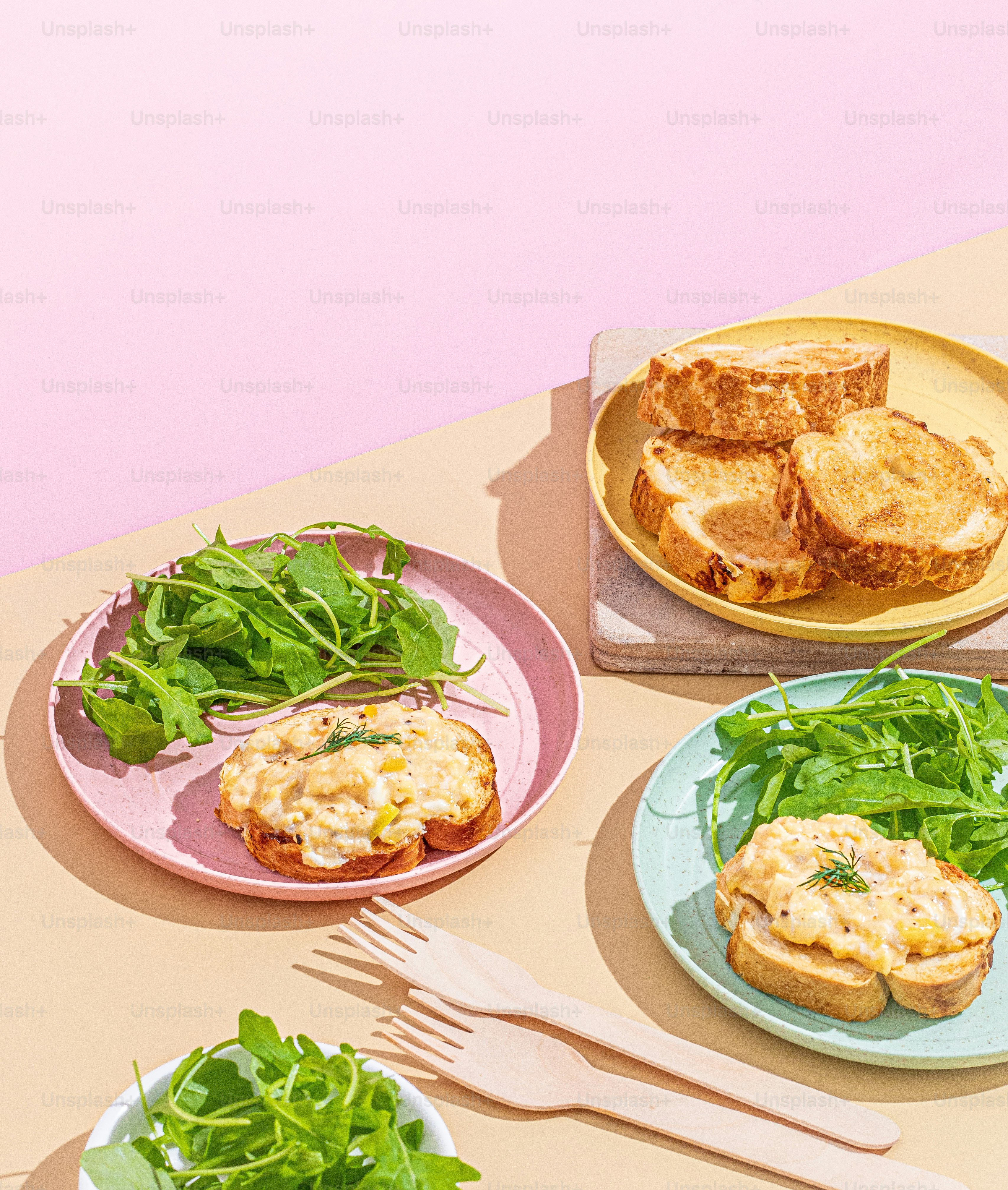 une table garnie d’assiettes de nourriture et d’ustensiles