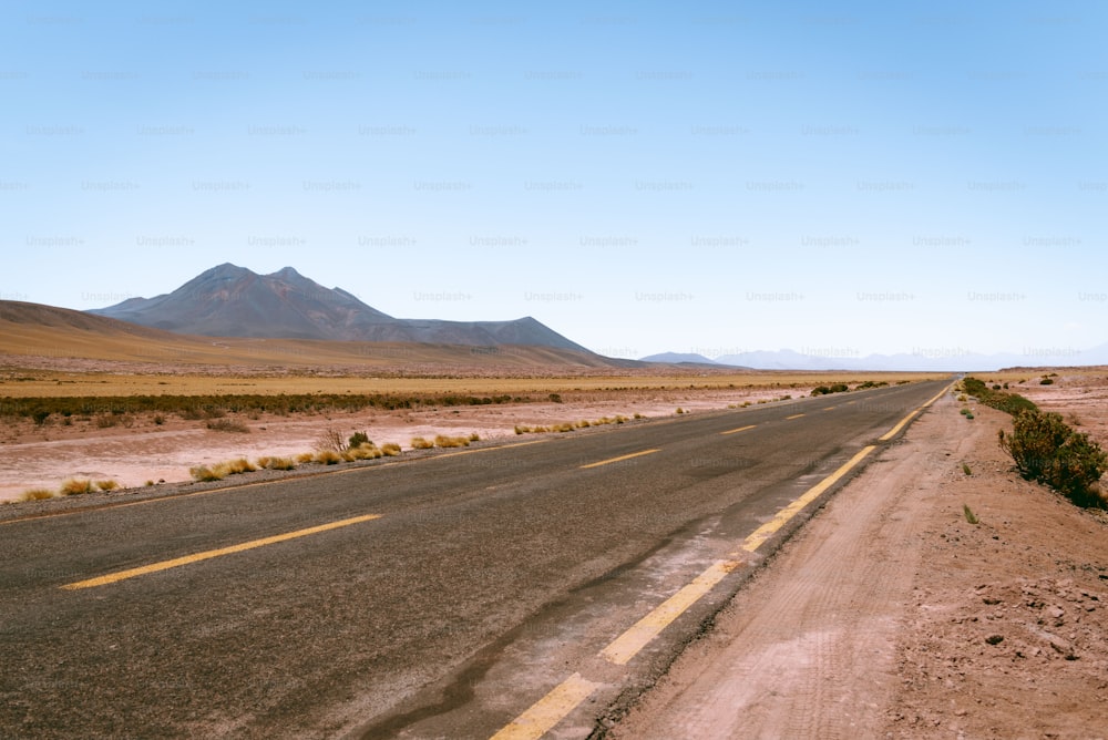 uma estrada vazia no meio do deserto