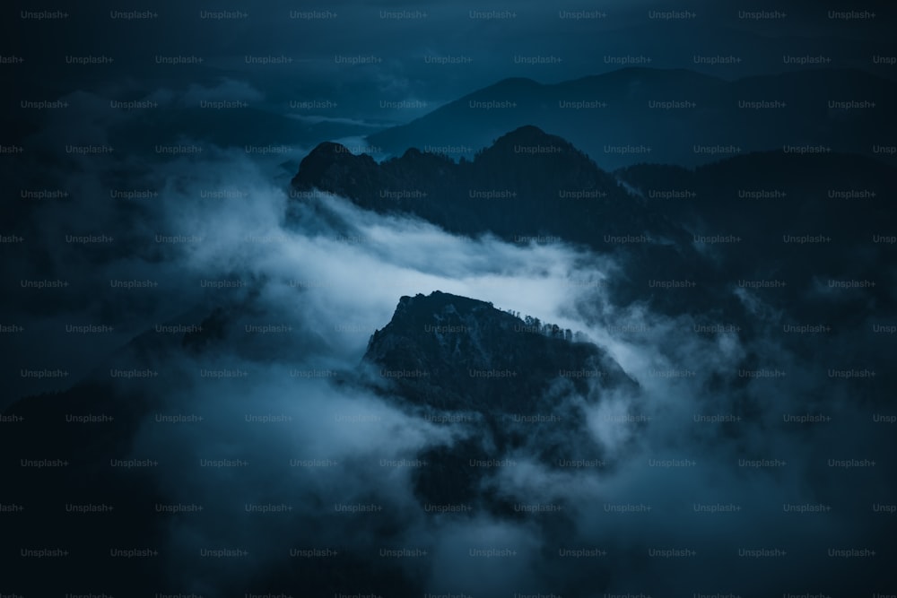 une vue sur une chaîne de montagnes couverte de brouillard