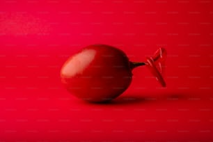 une pomme rouge avec un nœud dessus