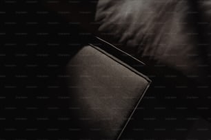 枕付きのベッドの白黒写真