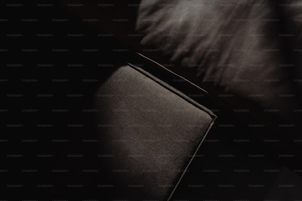 Una foto en blanco y negro de una cama con una almohada