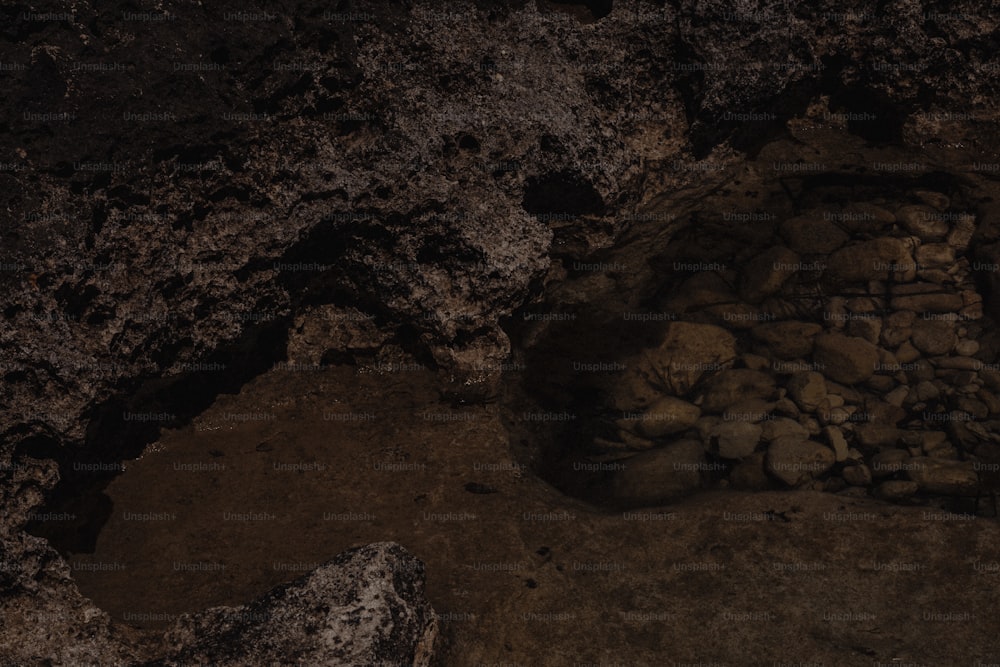 un tas de roches posé sur un sol en terre battue