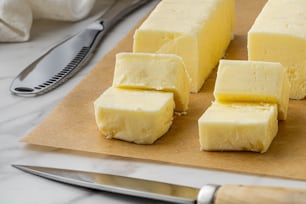 una tabla de cortar cubierta con rebanadas de queso