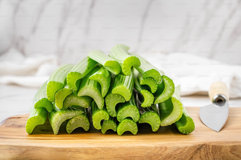 un tas de légumes verts coupés sur une planche à découper