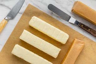 quelques morceaux de fromage posés sur une planche à découper