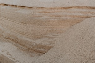Un primer plano de arena y agua en una playa
