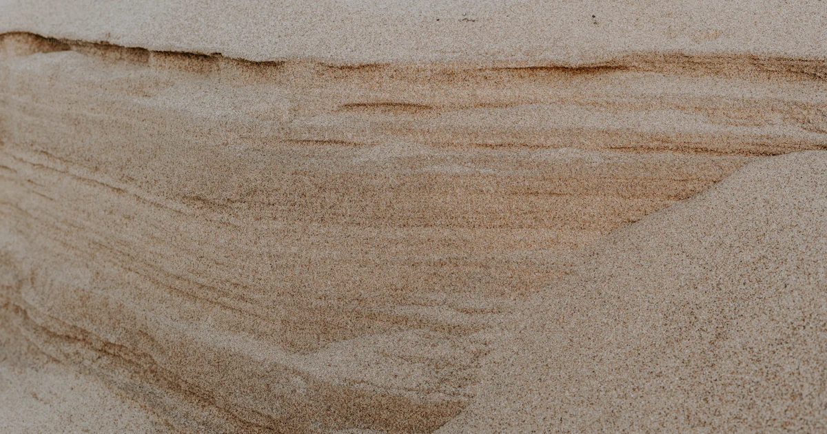 Un gros plan de sable et d’eau sur une plage photo – Sable gros plan ...