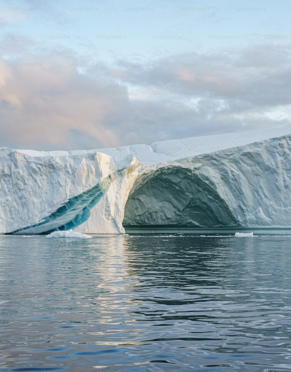 물 한가운데에 있는 큰 빙산