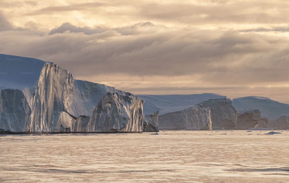 un gran iceberg en medio de un cuerpo de agua