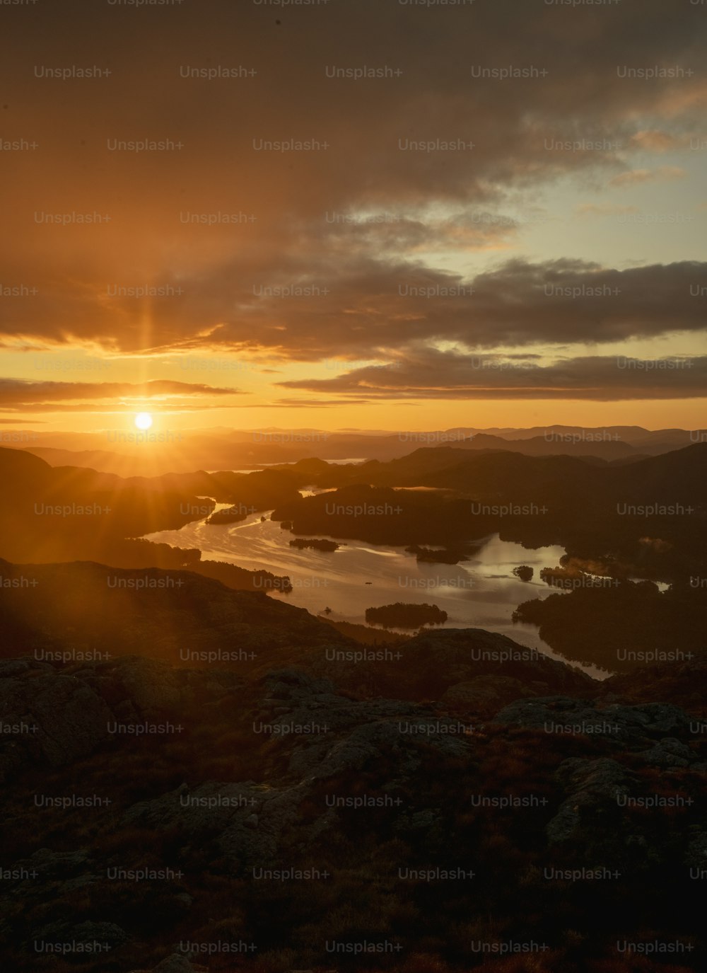 Il sole sta tramontando su un lago in montagna