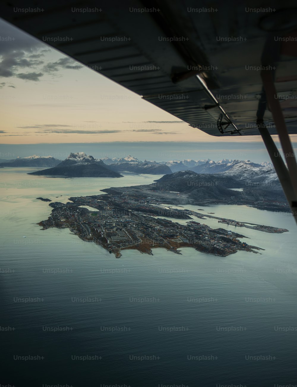 Eine Luftaufnahme einer Stadt und eines Gewässers