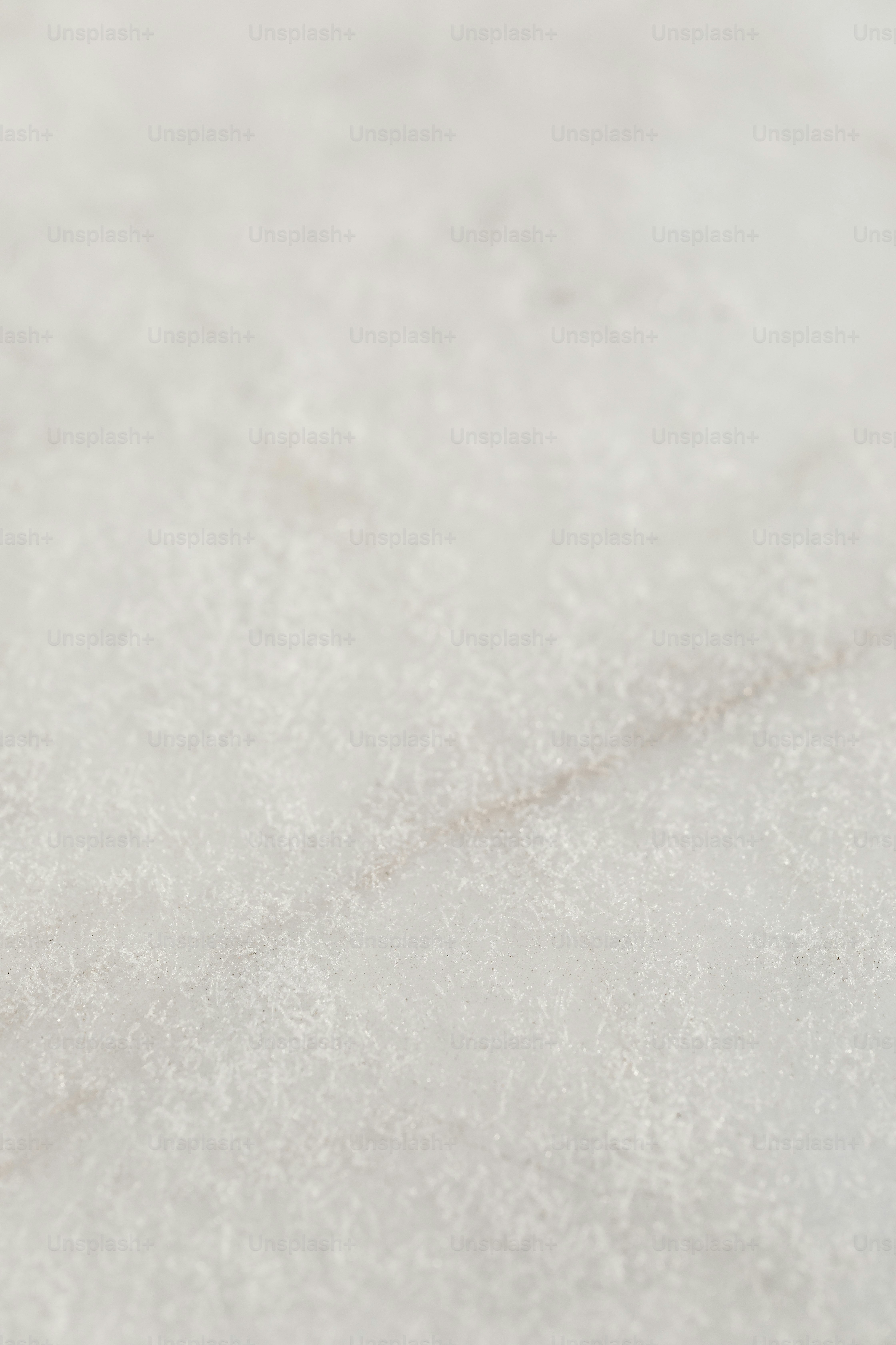 ein orangefarbenes Stück Pizza auf einem Tisch