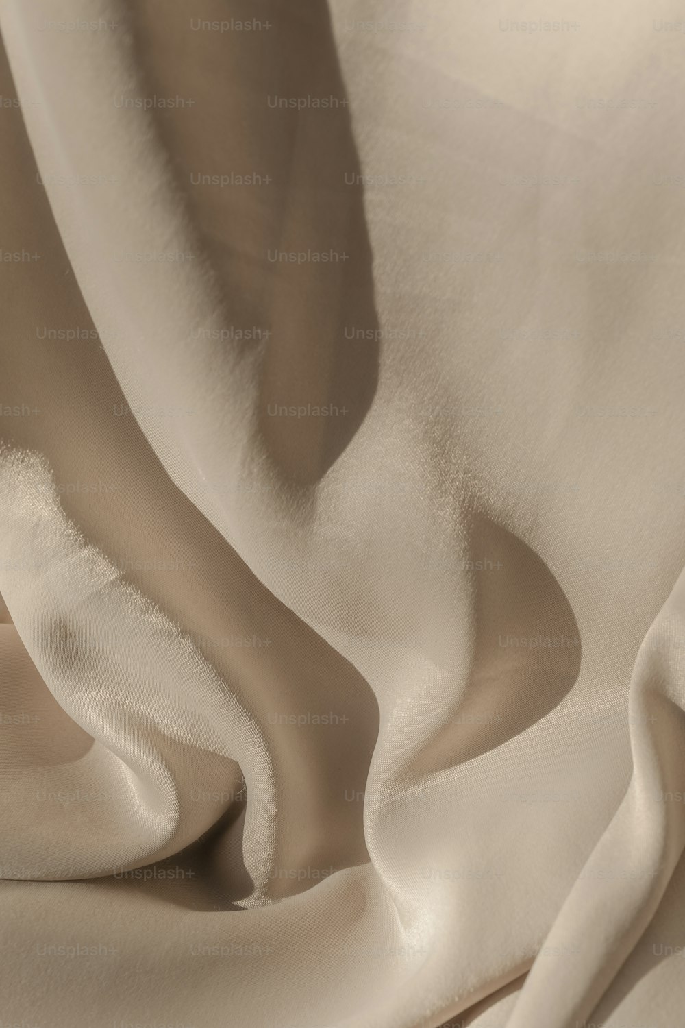 Un primer plano de una tela blanca con pliegues