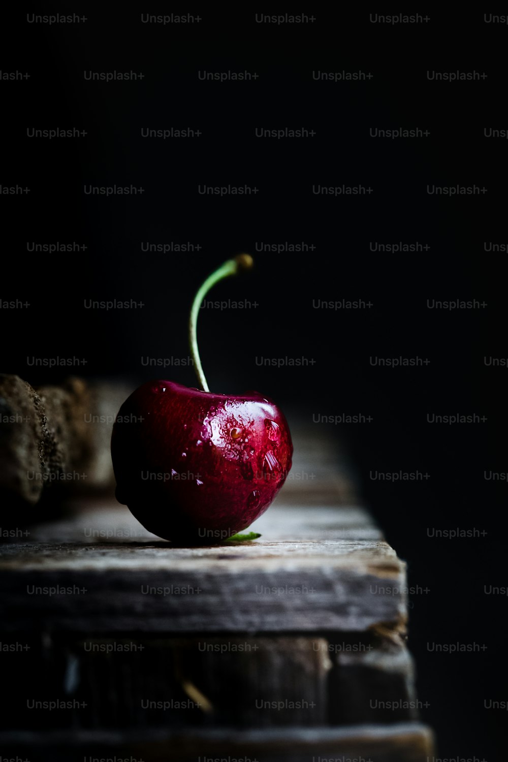 a red apple sitting on top of a wooden table