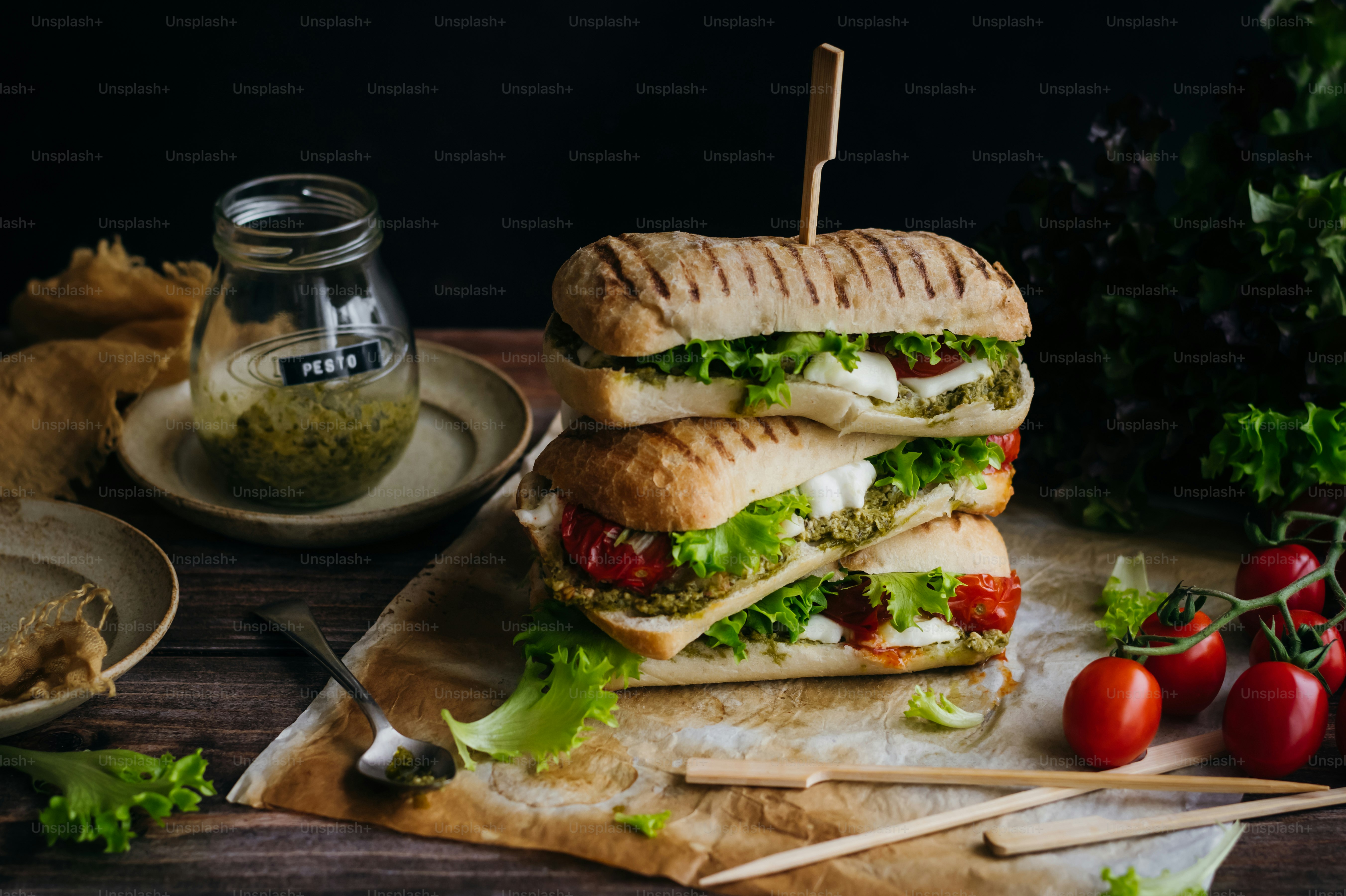 Un sándwich cortado por la mitad sentado encima de una tabla de cortar