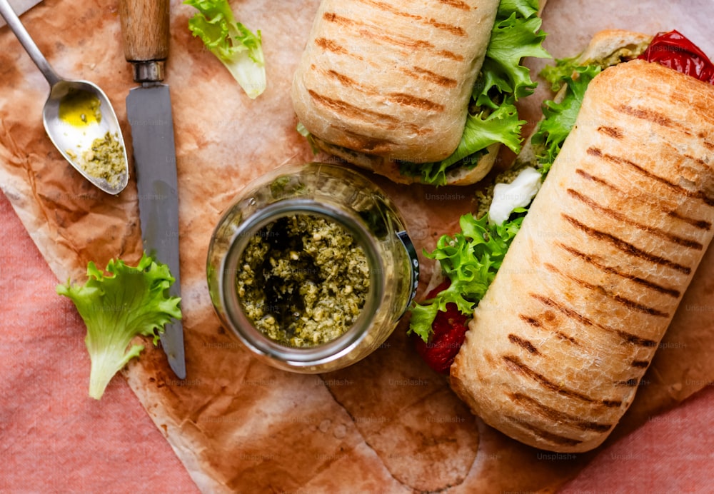 um close up de um sanduíche em uma mesa