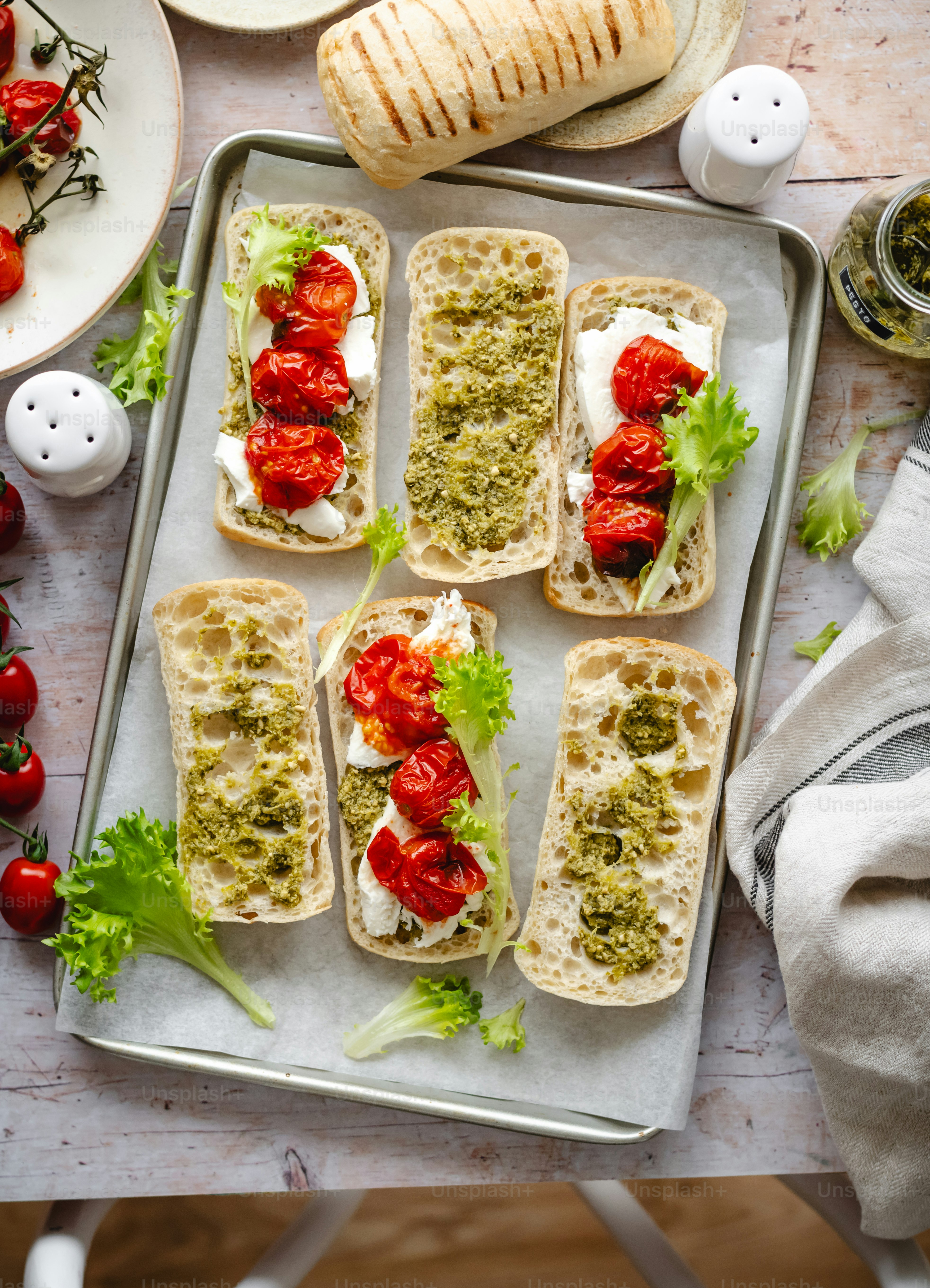 un vassoio di cibo su un tavolo con pomodori e pane
