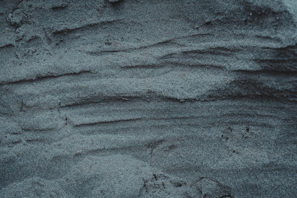 Eine Nahaufnahme von Sand und Wasser an einem Strand