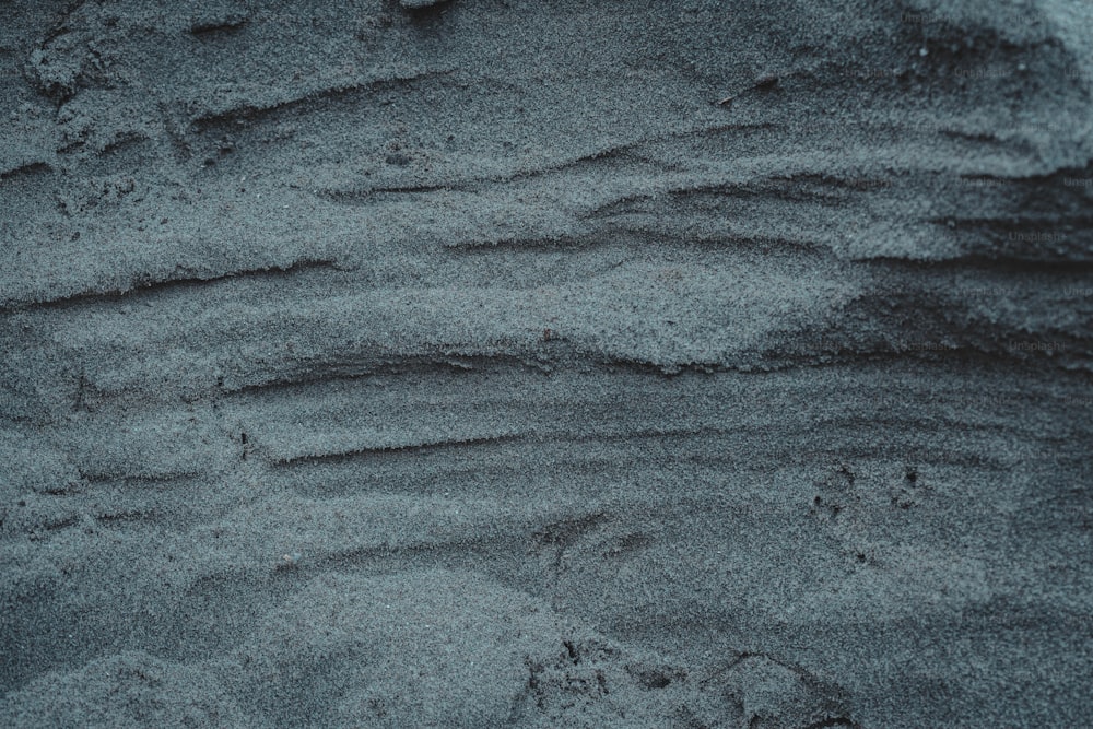 Un primer plano de arena y agua en una playa