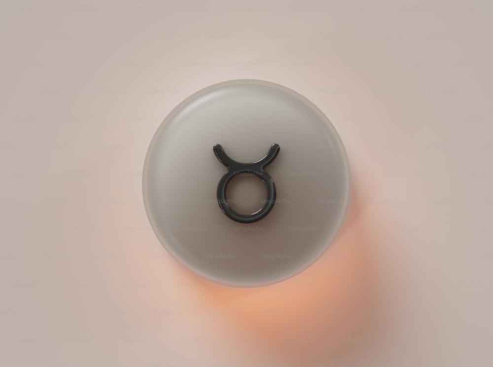 una taza blanca con un anillo negro en la parte superior